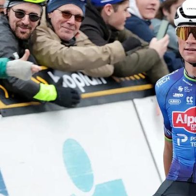 Van der Poel inicia temporada de estrada com vitória na Omloop Het Nieuwsblad