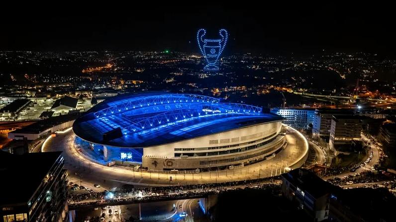 Do 'presidente dos presidentes' à taça da Champions: as imagens da homenagem a Pinto da Costa no Dragão