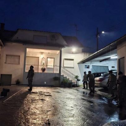 Chaminé cai na sala e a Marinha ajuda