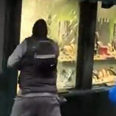 Dois homens assaltam joalharia em pleno dia em Londres; vídeo disponível