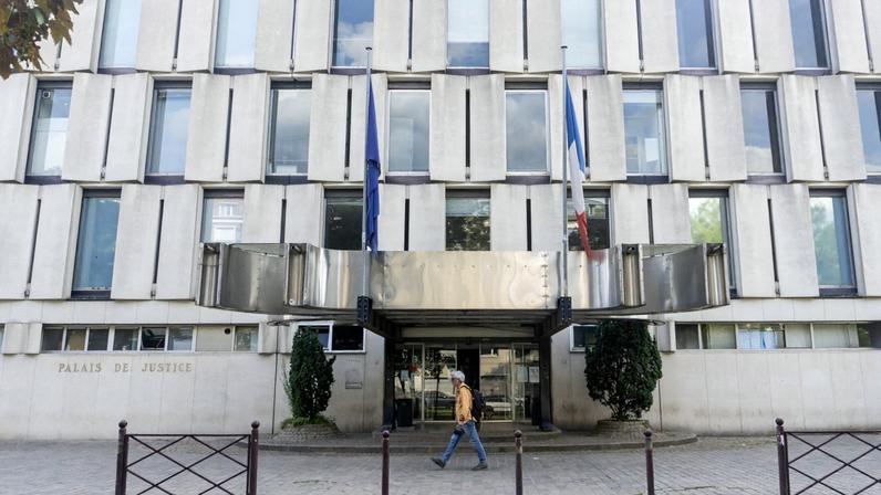 Dez homens acusados em França de drogar e violar criança de cinco anos