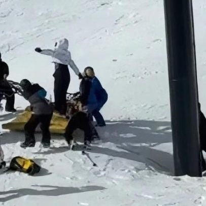 Jovem fica pendurada em teleférico após falha na barra de segurança