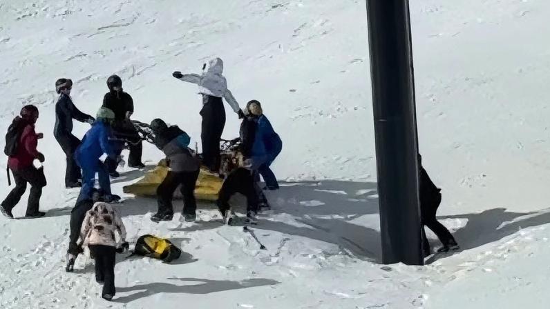 Não ativam barra de segurança e jovem acaba pendurada em teleférico