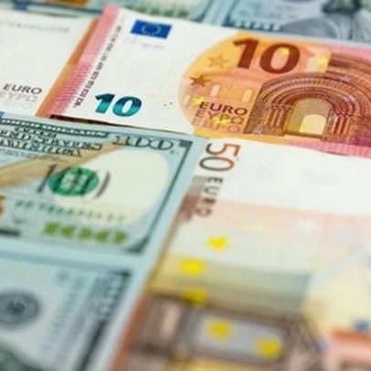 Euro cai e fica abaixo de 1,18 dólares