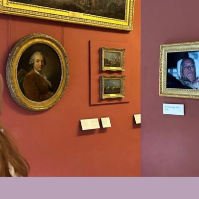 Activistas penduram foto de ex-príncipe Andrew a deixar a prisão no Louvre