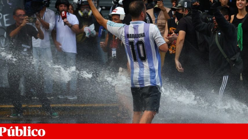 Houve manifestações em frente ao Congresso durante a votação da lei laboral