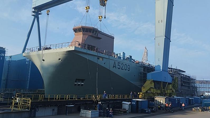 Construção do NRP Dom João II prossegue com instalação da secção da ponte