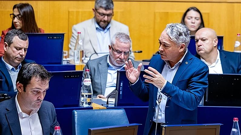 Parlamento discute de voto de protesto contra venda do Hospital