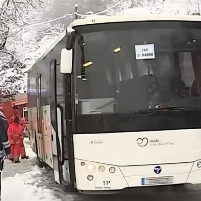 Autocarro com crianças e idosos fica retido na neve na Serra de Montemuro