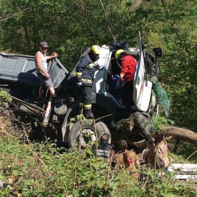 Camionista fica gravemente ferido após queda para ribanceira em Terras de Bouro