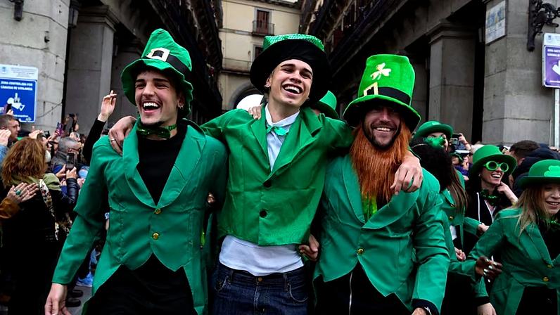 Milhares de participantes encheram as ruas de Madrid durante o desfile do Dia de São Patrício.