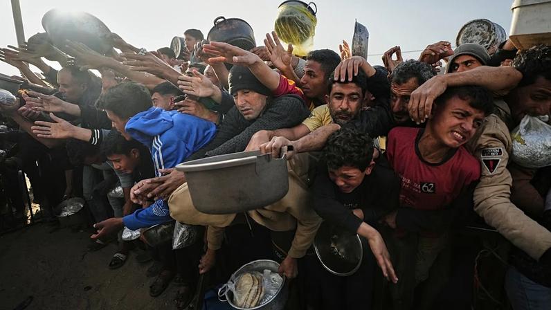 Fome e medo em Khan Younis: famílias dependem de ajuda para sobreviver