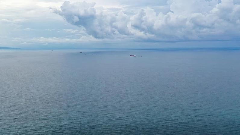 ARQUIVO: Vista aérea mostra o petroleiro Minerva Symphony, com bandeira grega, ao largo da costa do mar Negro após um derrame de petróleo, perto de Novorossiysk, Rússia