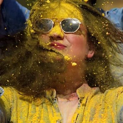 Holi espalha cor e multidões por toda a Índia, vídeo mostra