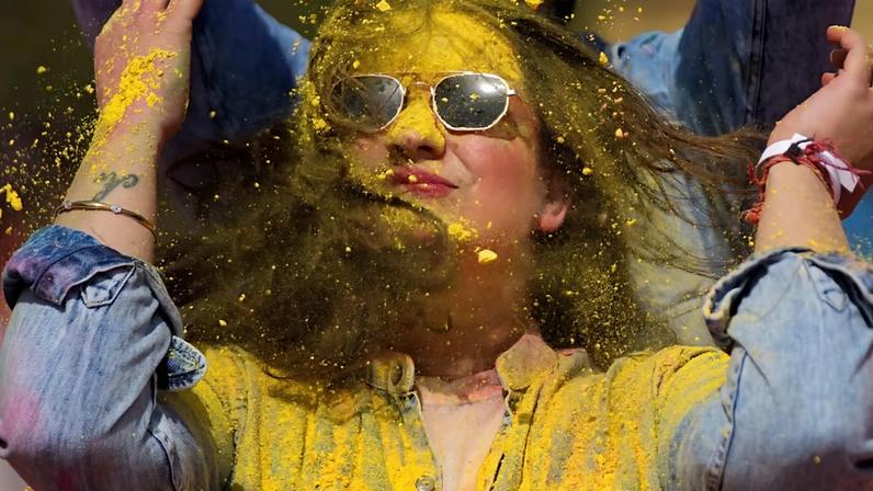 Índia: Holi leva cor e multidões a todo o país