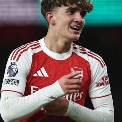 Arsenal vence nos minutos finais num jogo histórico em Inglaterra