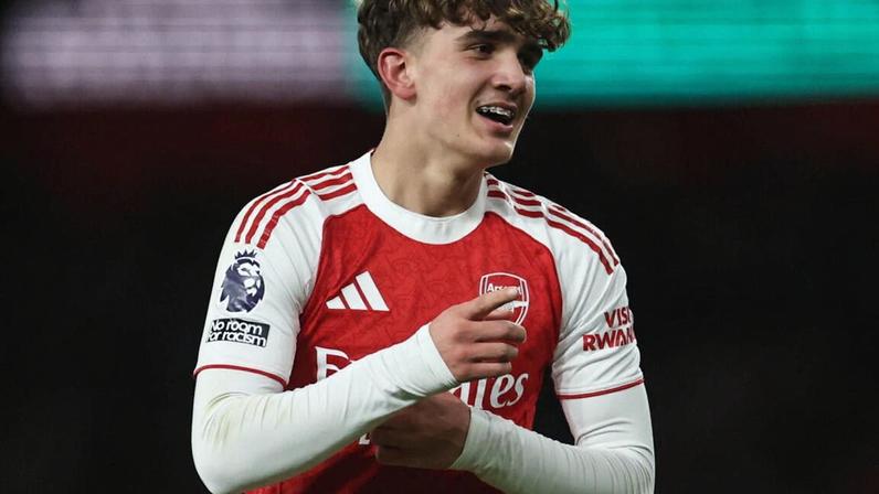 Arsenal vence nos minutos finais num jogo histórico em Inglaterra