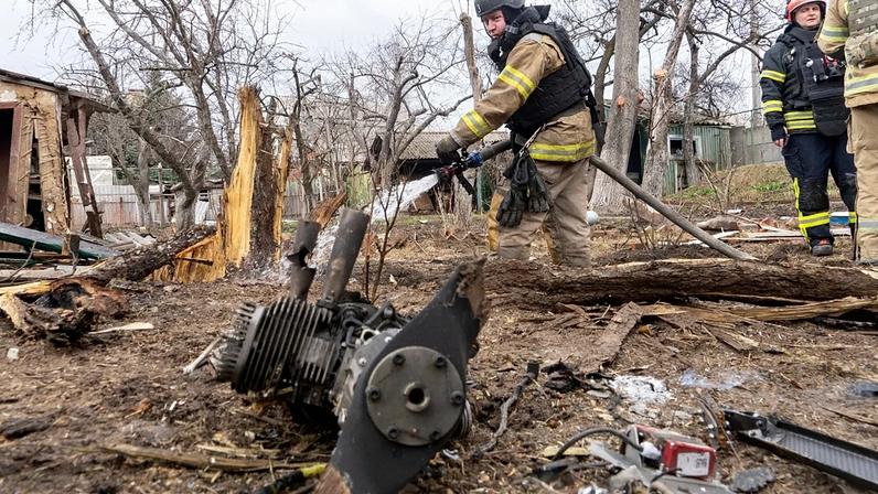 Os socorristas tentam apagar um incêndio causado pelos fragmentos de um drone russo que atingiu uma casa privada durante um ataque aéreo em Kharkiv, na Ucrânia, na quarta-feira, 25 de março de 2026.