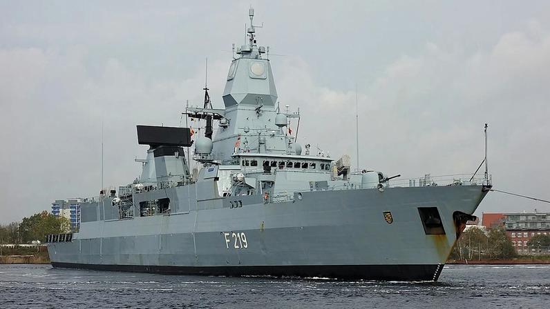 O navio-patrulha da Marinha alemã Sachsen