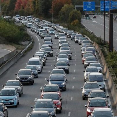 Marcha lenta na circular de Paris protesta contra aumento dos combustíveis