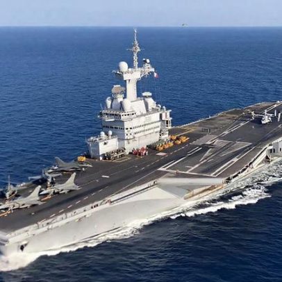 Charles de Gaulle, porta-aviões nuclear, destacado pela França em Mediterrâneo