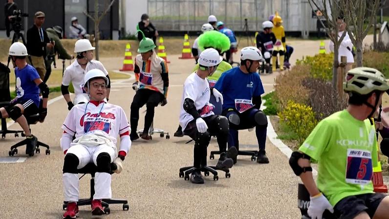 Corrida de cadeiras de escritório em Kyotanabe, Japão, em 29 de março de 2026