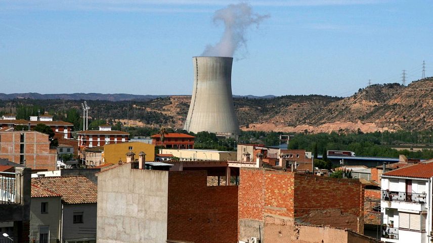 central nuclear de Asco I, ao centro, vista perto de casas na pequena cidade de Asco, Espanha, na terça-feira, 15 de abril de 2008.