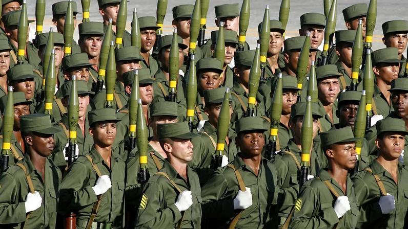 ARQUIVO - Soldados cubanos marcham durante um desfile militar na Praça da Revolução em Havana, Cuba, a 2 de dezembro de 2006 (AP Photo/Javier Galeano, Ficheiro)