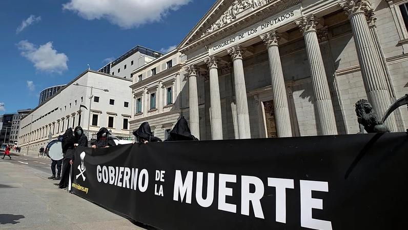 ARQUIVO - Manifestantes contra a eutanásia manifestam-se em frente ao Parlamento espanhol em Madrid, Espanha, quinta-feira, 18 de março de 2021.