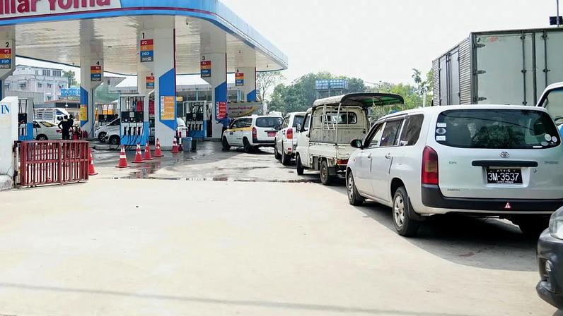 Fila de veículos espera para abastecer num posto de combustível, terça-feira, em Yangon, Myanmar