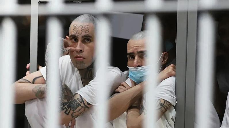 ARQUIVO - Prisioneiros sentados na sua cela na mega-prisão conhecida como Centro de Detenção contra o Terrorismo (CECOT) em Tecololuca, El Salvador, 30 de janeiro de 2026.