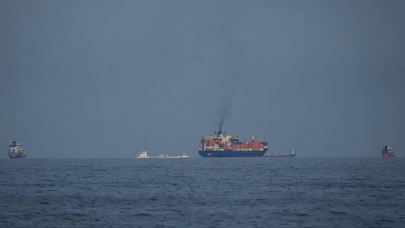 Petroleiros e navios de carga alinham-se no Estreito de Ormuz, vistos de Khor Fakkan, Emirados Árabes Unidos, quarta-feira, 11 de março de 2026.