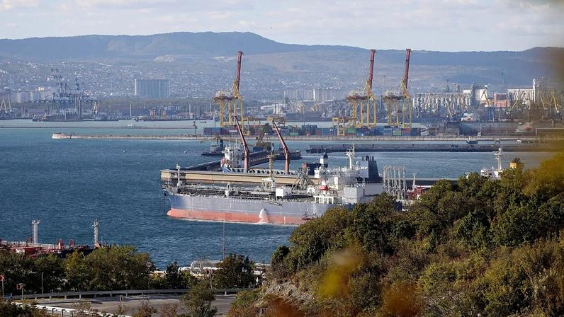 Navio petroleiro num porto russo