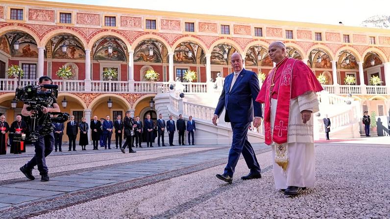 Príncipe Alberto II do Mónaco acompanha o Papa Leão XIV pelo Pátio de Honra do Palácio do Príncipe, no Mónaco