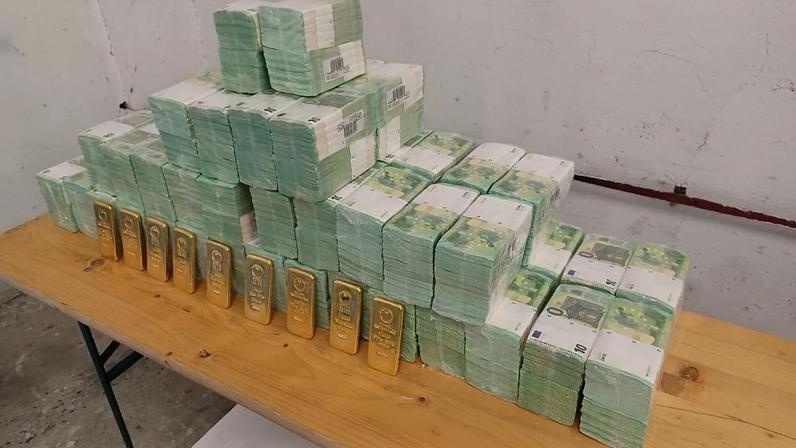 Dinheiro e ouro confiscados, numa fotografia divulgada pelo Governo húngaro