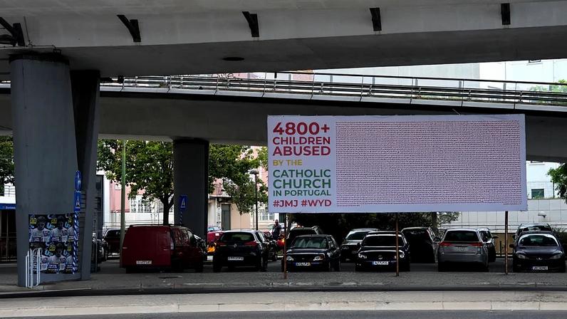 Cartaz debaixo de um viaduto de Lisboa durante Jornada Mundial da Juventude 2023 em Lisboa, Portugal