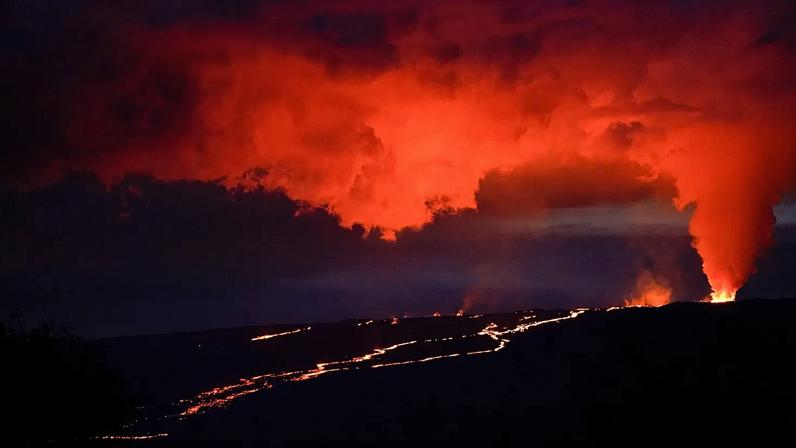 Lava irrompe do vulcão Mauna Loa, no Havai, a 30 de novembro de 2022, perto de Hilo, no Havai