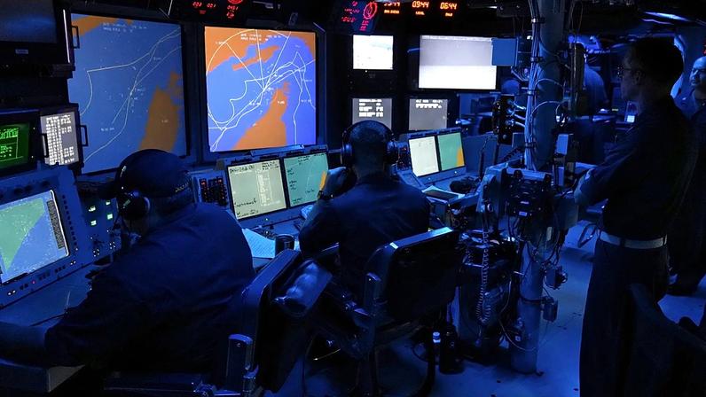 Navio-tanque de propriedade grega atingido no estreito de Ormuz