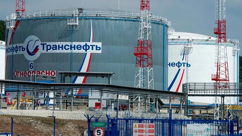 ARQUIVO - Terminal petrolífero de Sheskharis, em Novorossiisk, no sul da Rússia, numa imagem de quinta-feira, 20 de agosto de 2015