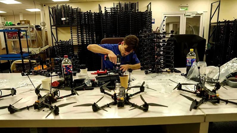 engenheiro monta o drone FPV da empresa "General Cherry" na oficina na Ucrânia, em 4 de dezembro de 2025