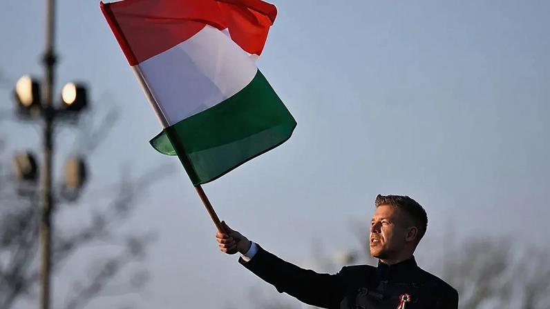 O líder da oposição, Péter Magyar, é deputado ao Parlamento Europeu desde 2024