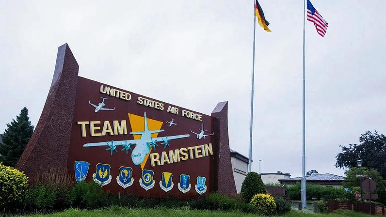 ARQUIVO - As bandeiras dos EUA e da Alemanha atrás de uma placa na Base Aérea de Ramstein, na Alemanha, 30 de julho de 2014