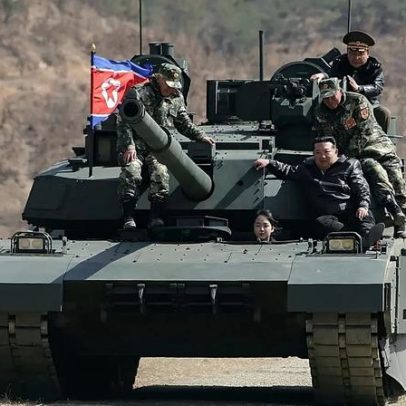 Filha de Kim Jong-un dirige tanque em exercício militar