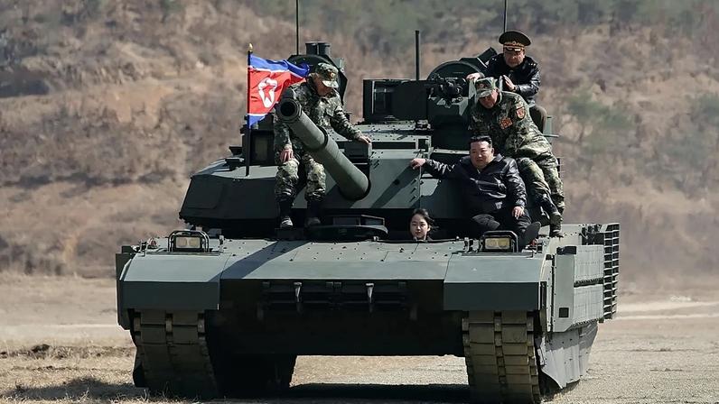 Kim Jong Un, a sua filha e soldados num tanque numa base de treino militar na Coreia do Norte, 19 de março de 2026