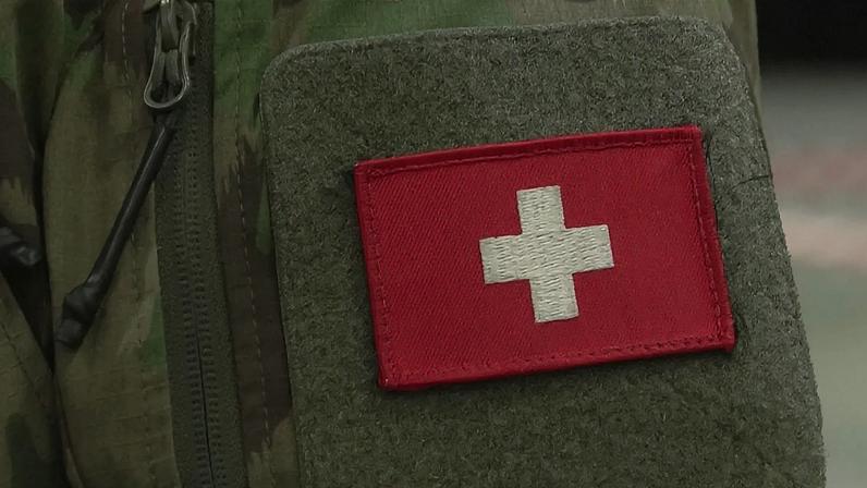 Insígnia de foco no uniforme do Coronel Ludovic Monnerat, comandante do satélite do exército suíço.