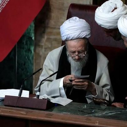 O que é a Assembleia de Peritos do Irão e quem poderá suceder Khamenei