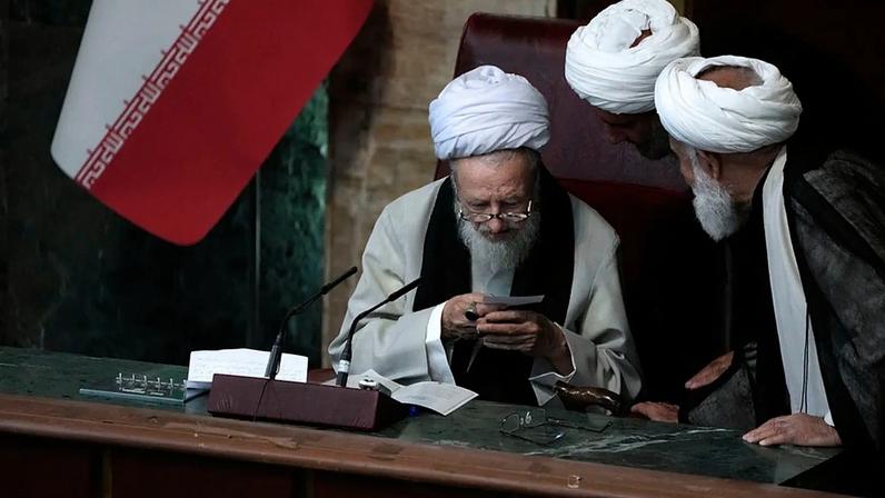 ARQUIVO: O Ayatollah Mohammad Ali Movahedi Kermani lê uma nota durante a primeira sessão da Assembleia de Peritos após a votação que decidiu a nova assembleia em Teerão, 21 de maio de 2024