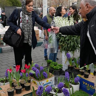 Mercados agitados em Teerão, apesar dos ataques aéreos no Irão