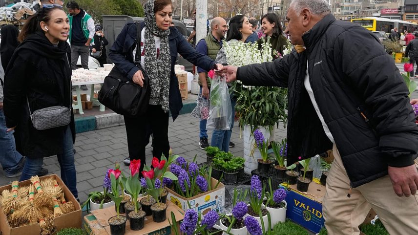 Mulher compra flores antes do Ano Novo persa, o Nowruz, que significa "Novo Dia", no norte de Teerão