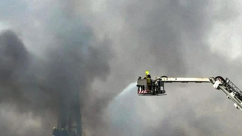 Drone provoca incêndio perto do aeroporto de Dubai